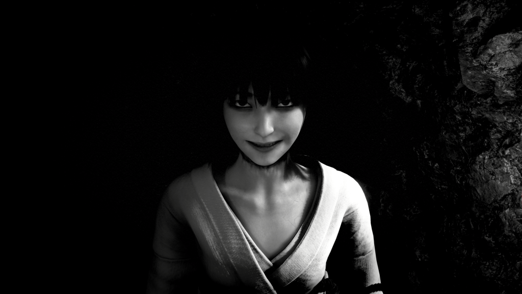 Retrato em preto e branco de uma mulher com um sorriso enigmático, em um ambiente escuro.