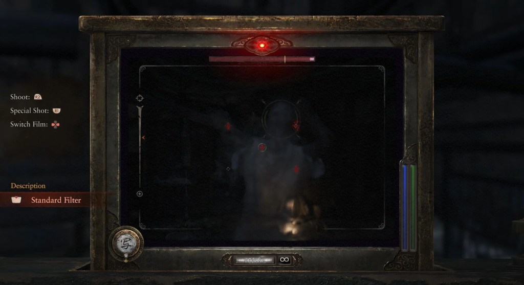 Imagem de uma interface de jogo mostrando uma câmera antiga com opções de tiro, incluindo tiro especial e troca de filme. O visor exibe uma figura nebulosa com olhos vermelhos, indicando interação ou captura.